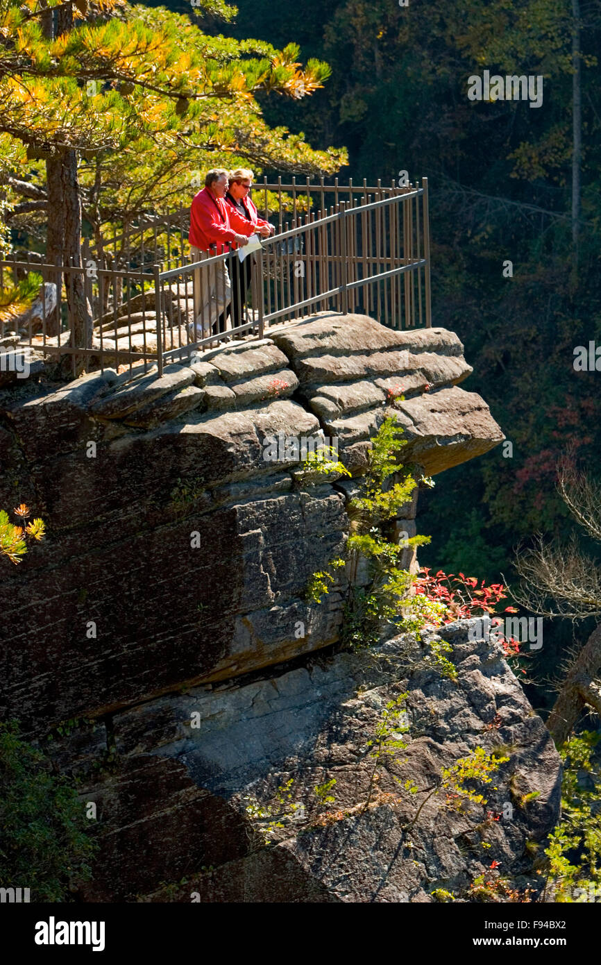 Les visiteurs au parc national des Gorges de Tallulah voir le désert de montagnes au nord de la Géorgie. Banque D'Images