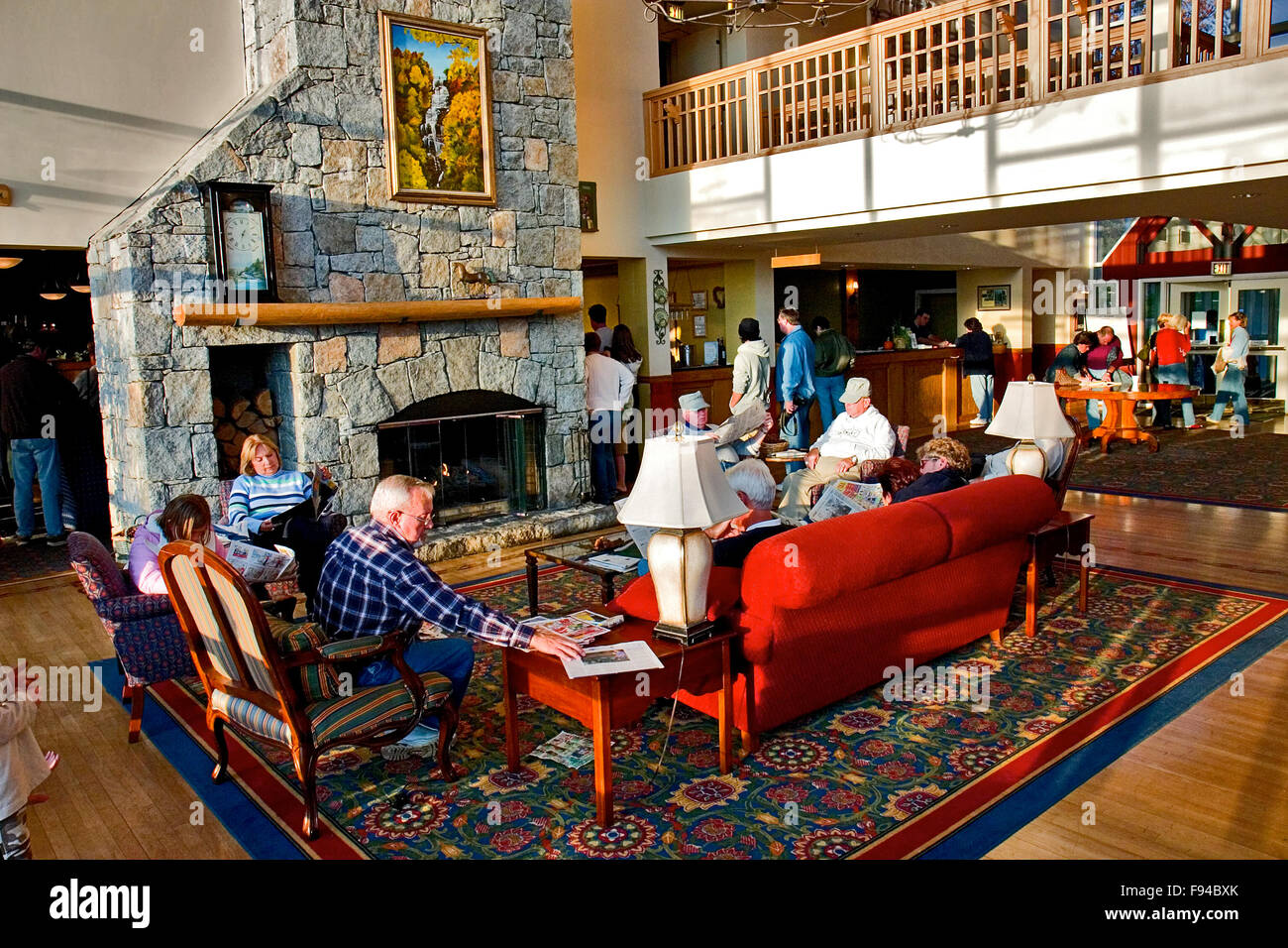 Visiteurs d'Amicalola Falls State Park vous détendre par une cheminée en pierre dans le parc's Lodge dans le Nord de la Géorgie les montagnes. Banque D'Images