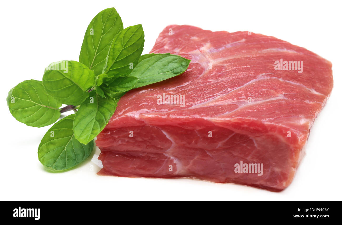 Le boeuf cru avec les feuilles de menthe sur fond blanc Banque D'Images