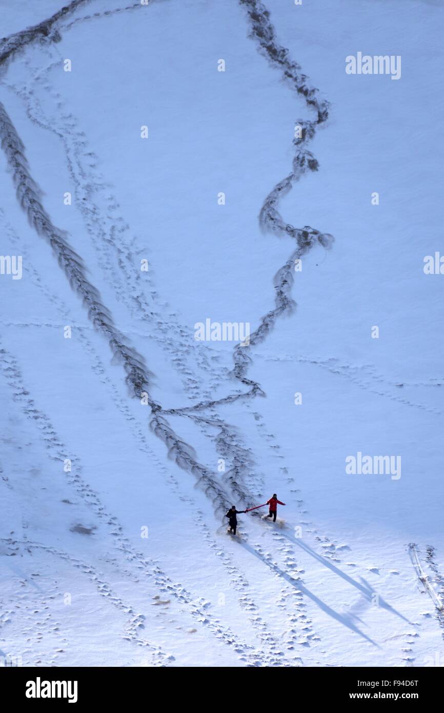 Jiuquan, province du Gansu en Chine. 13 Décembre, 2015. Personnes visitent le paysage du lac Crescent en place de montagne Mingsha Dunhuang, ville du nord-ouest de la Chine la province de Gansu, le 13 décembre 2015. © Zhang Xiaoliang/Xinhua/Alamy Live News Banque D'Images