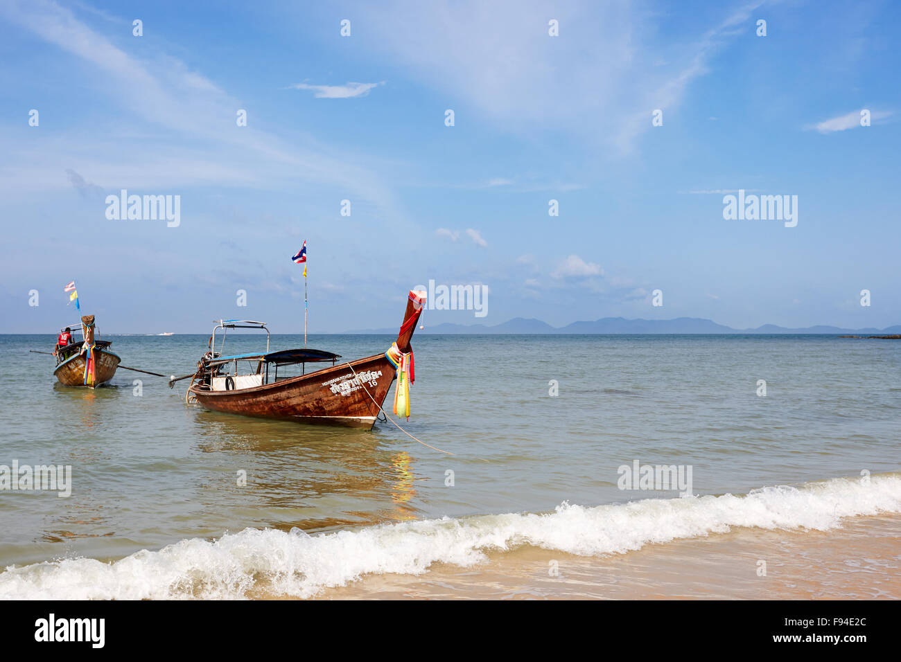 Longtail traditionnels thaïlandais bateaux amarrés à Klong Muang Beach. La province de Krabi, Thaïlande. Banque D'Images