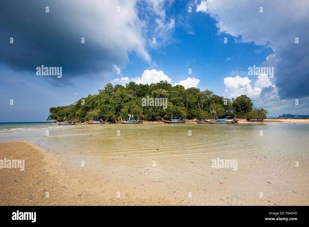 Petite île juste à côté de la plage de Klong Muang. Province de Krabi, Thaïlande. Banque D'Images