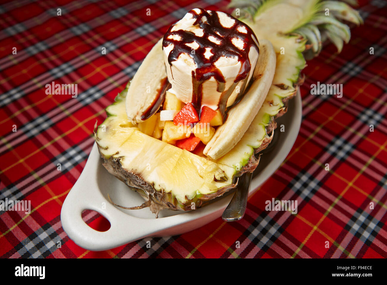 Une variation de Banana Split dessert - salade de fruits avec des entre-deux et de la crème glacée sur le dessus, servi dans l'ananas. La province de Krabi, Thaïlande. Banque D'Images