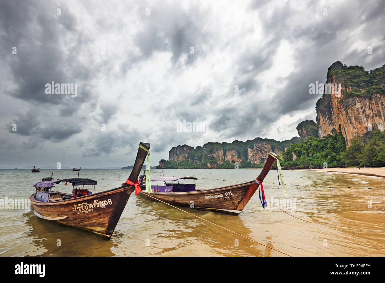 Bateaux Longtail de West Railay beach. La province de Krabi, Thaïlande. Banque D'Images