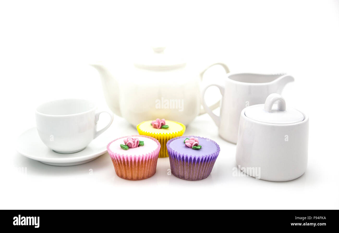 Tea party avec gâteaux de tasse sur fond blanc Banque D'Images