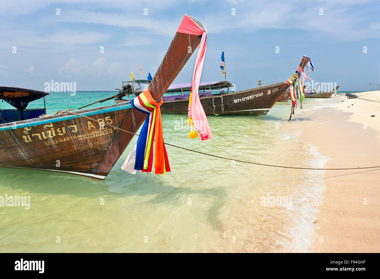 Bateaux amarrés à la Longtail Beach sur l'île de Poda (Koh Poda). La province de Krabi, Thaïlande. Banque D'Images