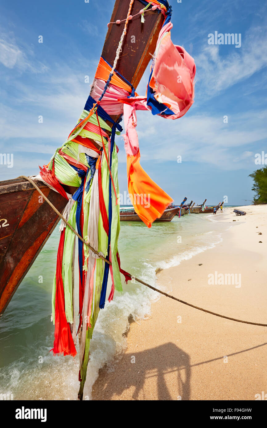 Bateaux Longtail à la plage sur l'île de Poda (Koh Poda). La province de Krabi, Thaïlande. Banque D'Images