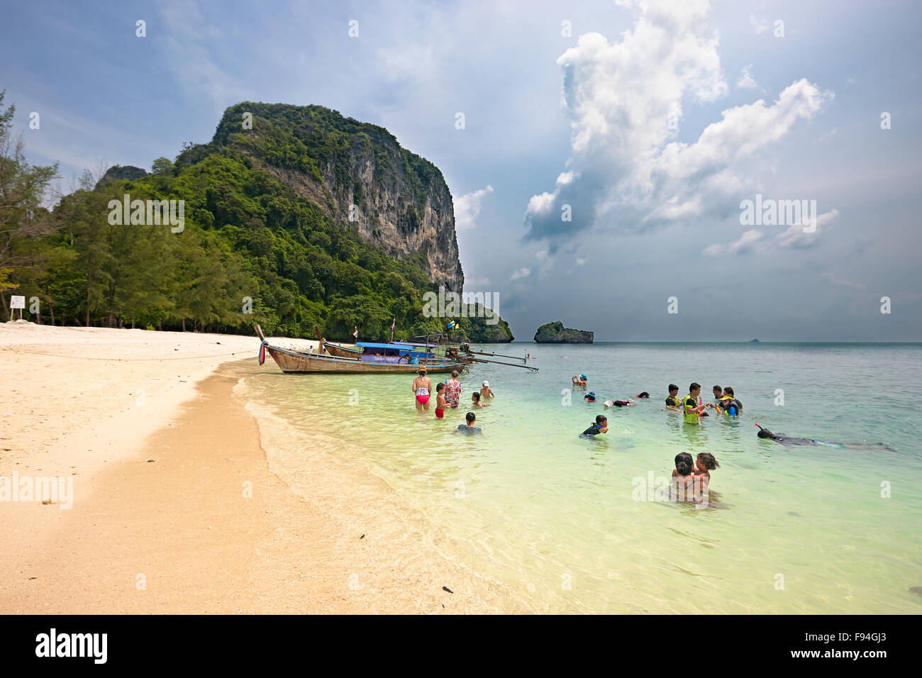 Les touristes de se baigner dans la mer d'Andaman à l'bech sur Poda Island (Koh Poda). La province de Krabi, Thaïlande. Banque D'Images
