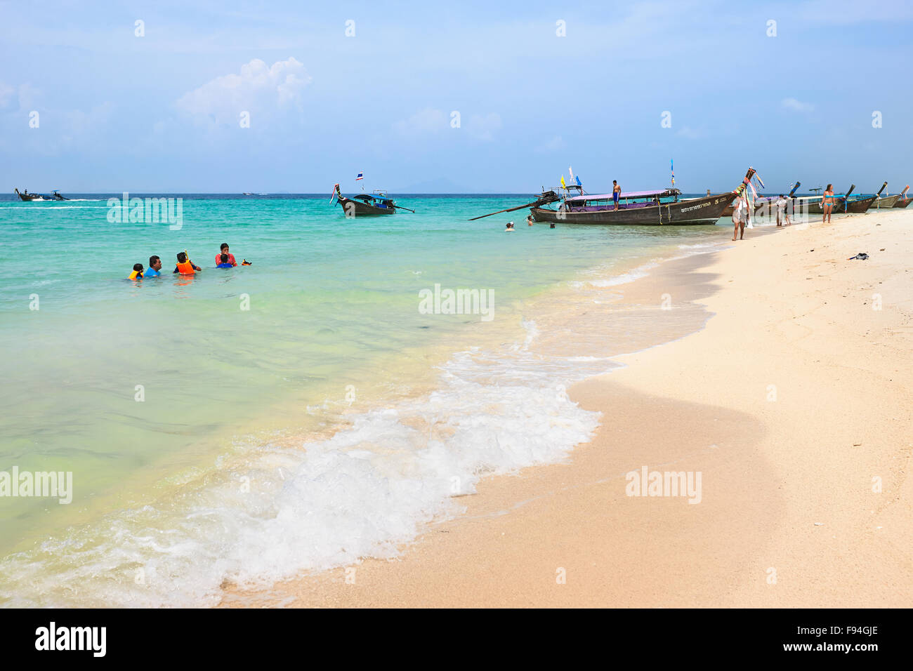 Plage de sable sur l'île de Poda (Koh Poda). La province de Krabi, Thaïlande. Banque D'Images