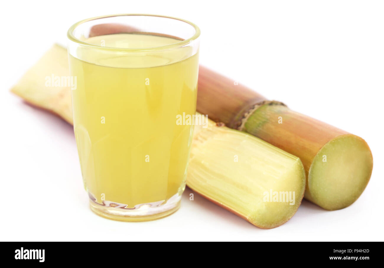 Morceau de jus de canne à sucre dans un verre Banque D'Images