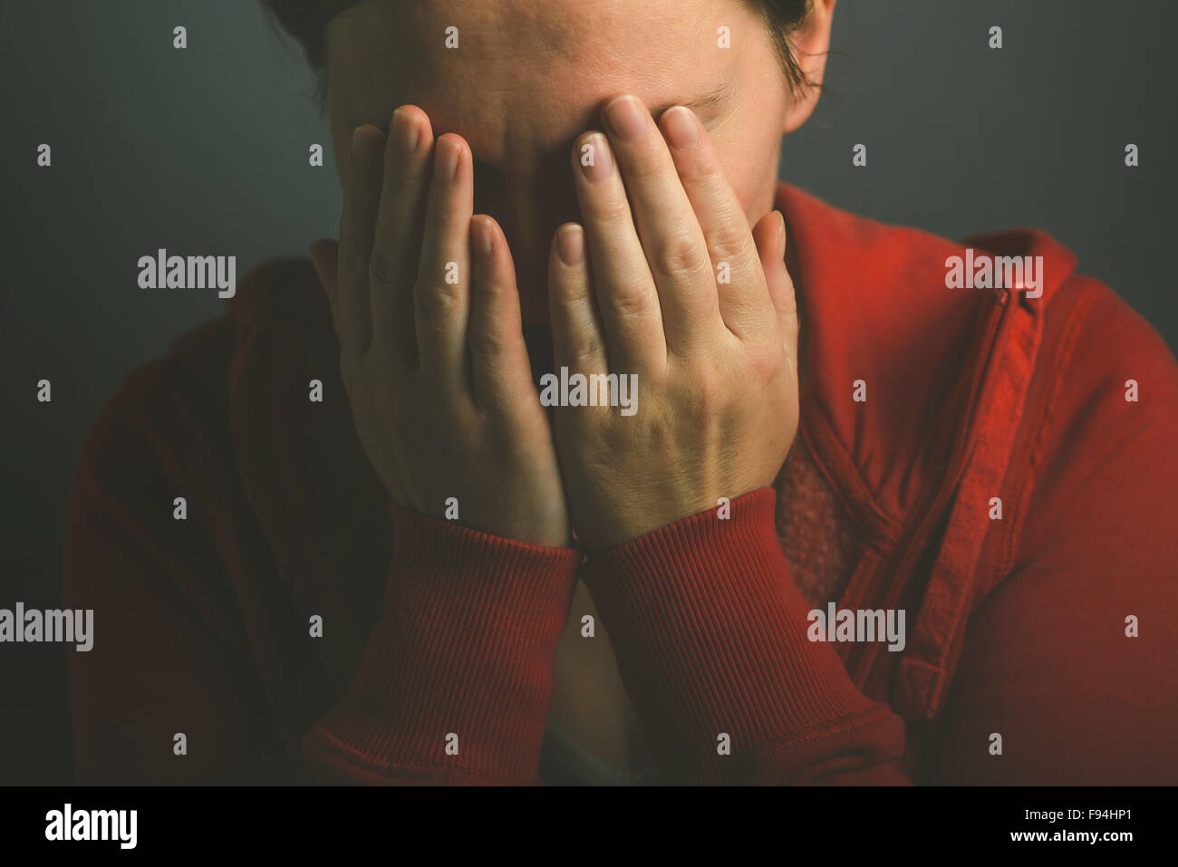 Femme triste à pleurer de désespoir et portrait de femme adulte en larmes, couvrant le visage avec ses mains Banque D'Images