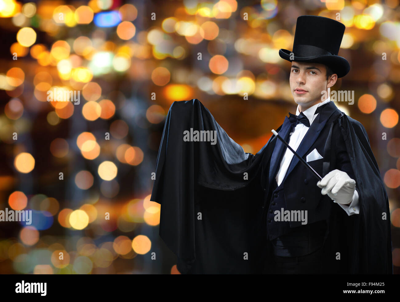Magicien dans top hat trick montrant avec baguette magique Banque D'Images