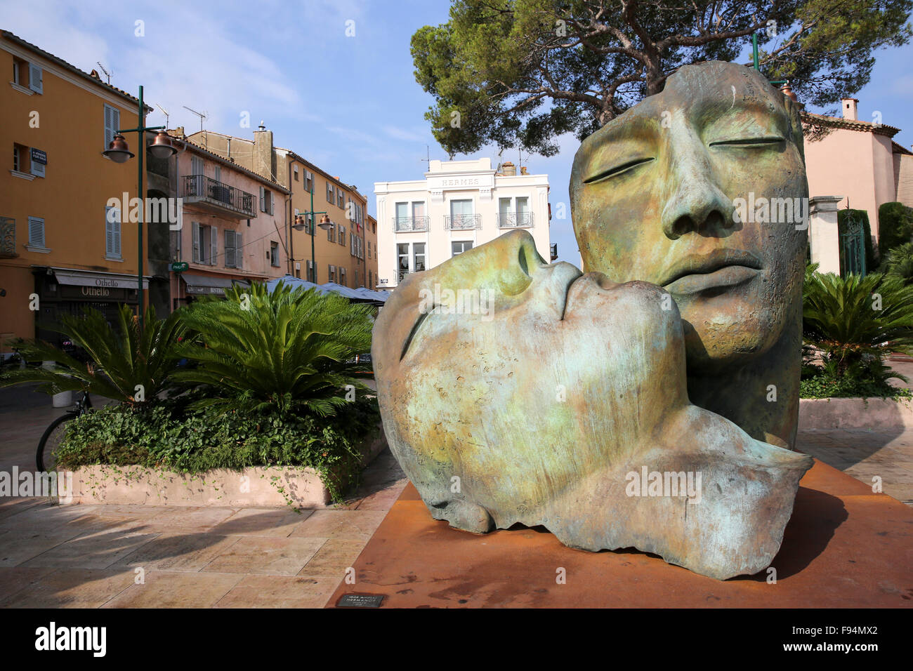 Têtes en bronze, street art moderne Saint-Tropez, France Photo Stock ...