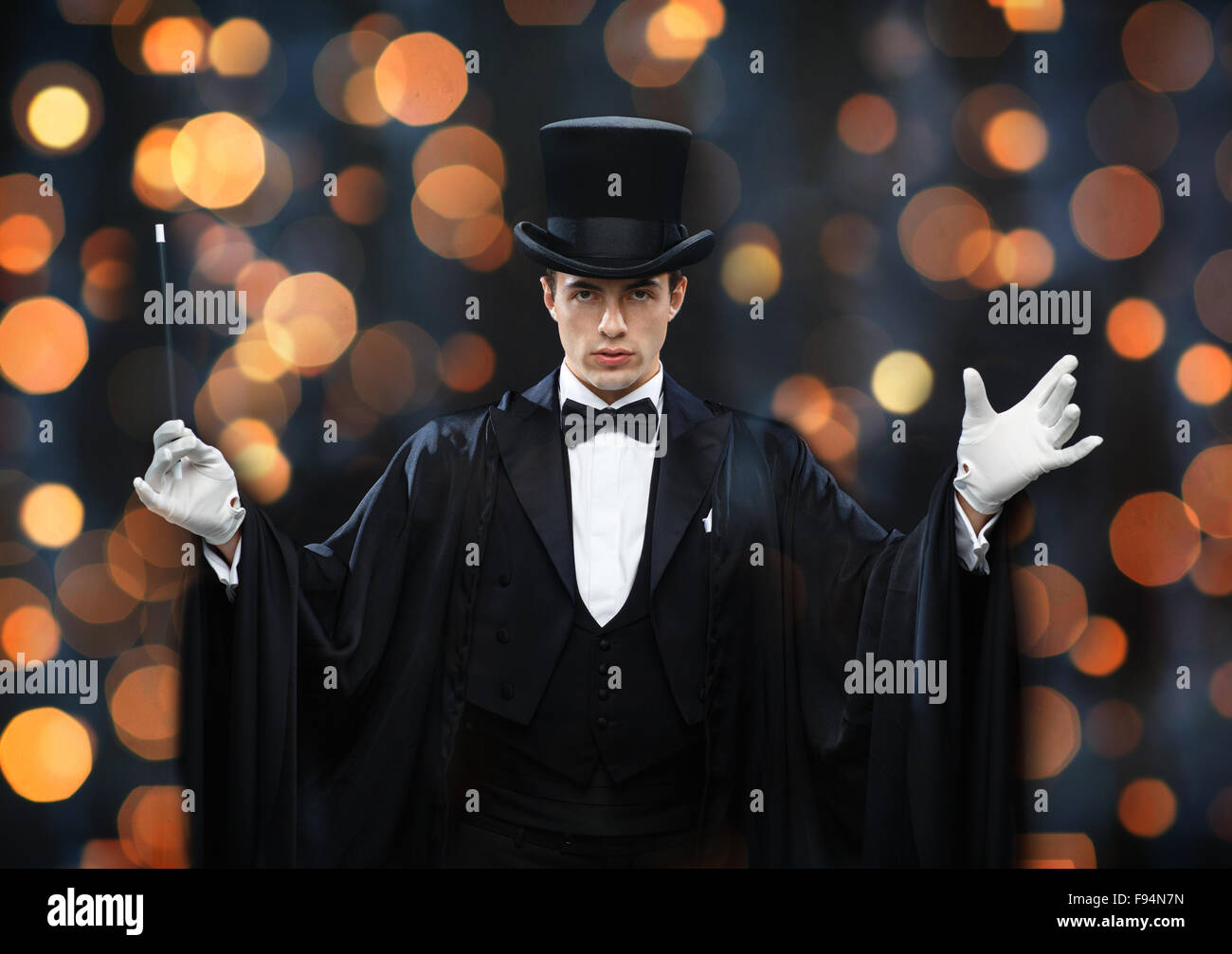 Magicien dans top hat trick montrant avec baguette magique Banque D'Images