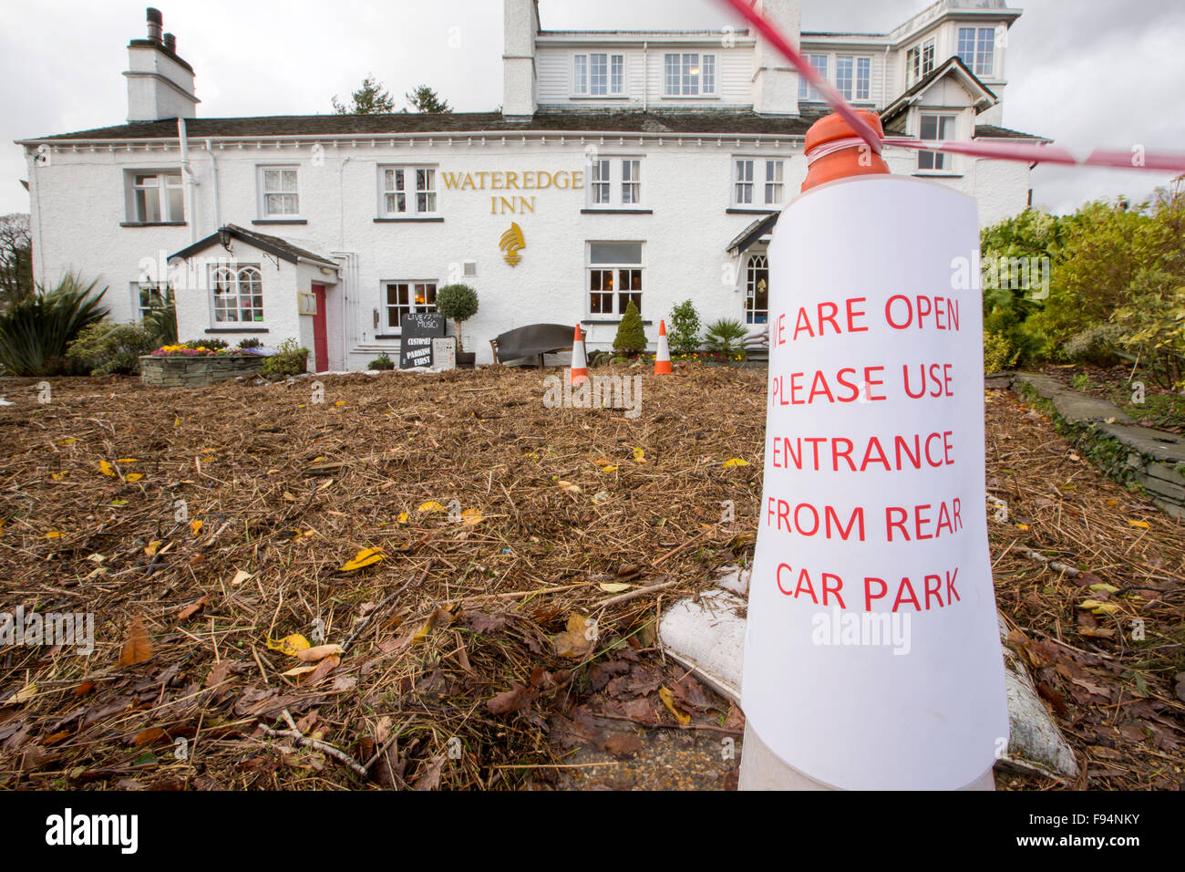 Le Wateredge Inn à Ambleside, Lake District, UK, entouré de débris d'inondation du lac Windermere débordant ses rives à la fin de novembre 2015. Banque D'Images