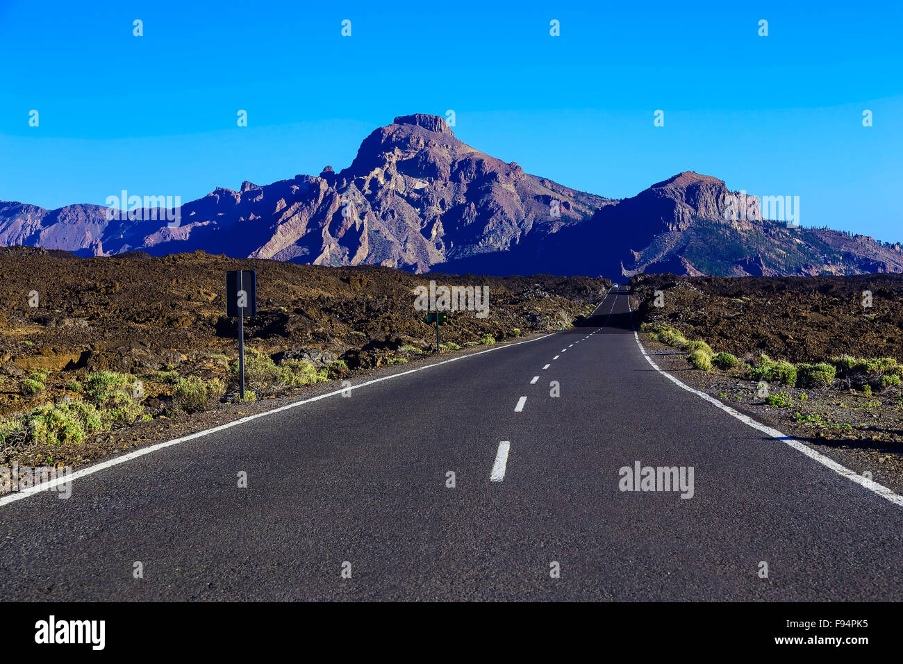 Paysage avec la route d'asphalte et de montagnes sur île des Canaries à jour Banque D'Images