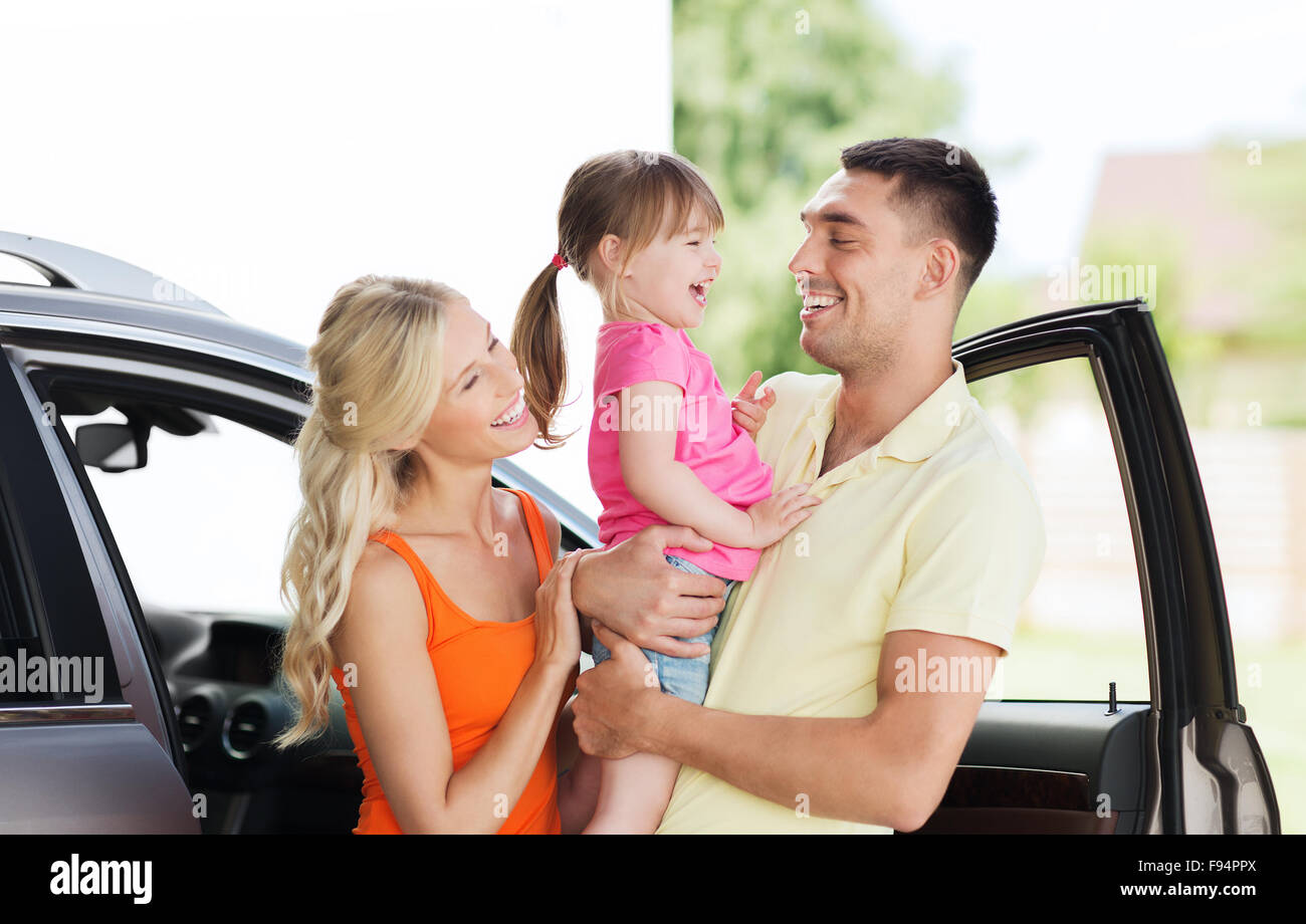Famille heureuse avec enfant rire de parking voiture Banque D'Images