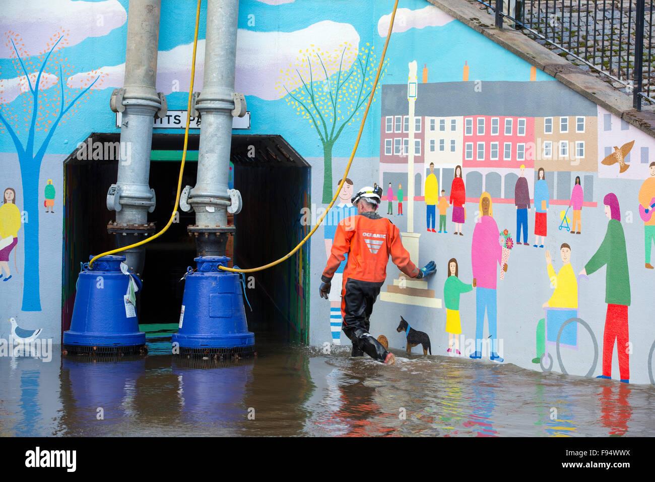 Le personnel de l'Agence de l'environnement impliqués dans le pompage de l'eau de l'inondation de Hardwicke Circus à Carlisle, Cumbria, le mardi 8 décembre 2015, après une pluie torrentielle de storm Desmond. La tempête a établi un nouveau record britannique pour rainfsll totaux dans une journée avec 341.4mm en 24 heures. Banque D'Images