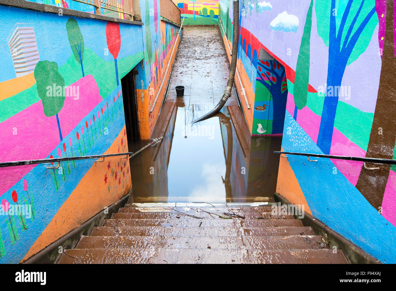 Le pompage de l'eau de l'inondation de Hardwicke Circus à Carlisle, Cumbria, le mardi 8 décembre 2015, après une pluie torrentielle de storm Desmond. La tempête a établi un nouveau record britannique pour le total des précipitations dans une journée avec 341.4mm en 24 heures. Banque D'Images