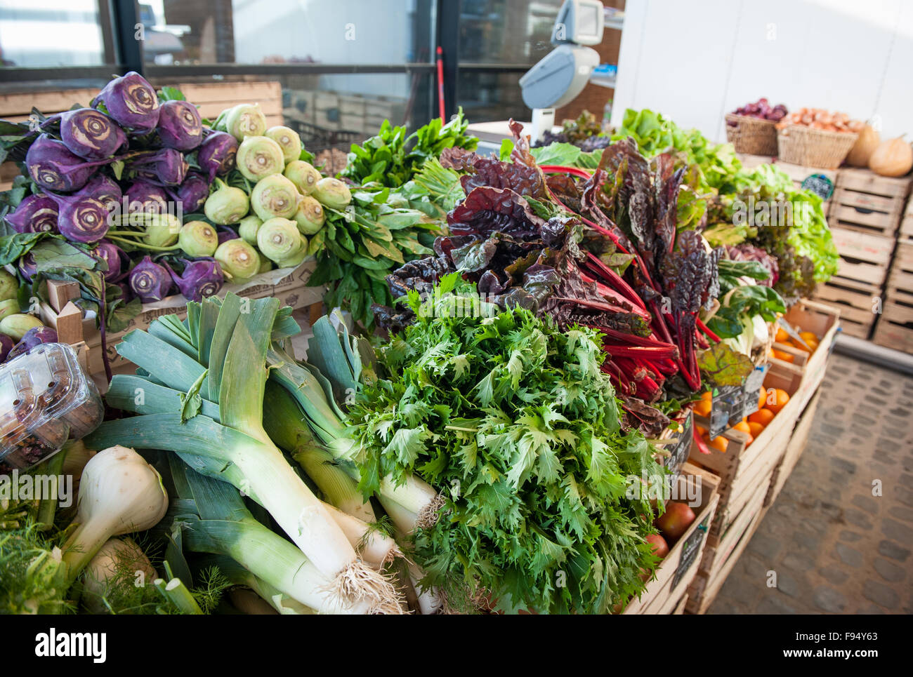 Divers légumes frais crus sur big market stall Banque D'Images