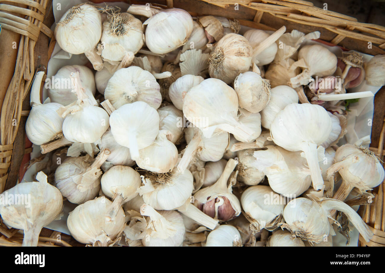 Panier avec des tas d'ensemble sur l'ail blanc durée du marché Banque D'Images