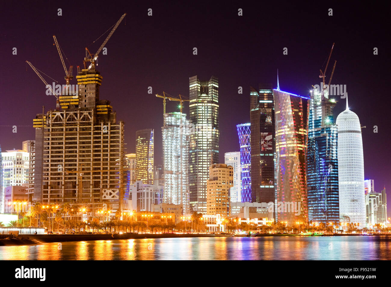 Doha, capitale du Qatar par nuit, reflétée dans l'eau du golfe Persique  Photo Stock - Alamy