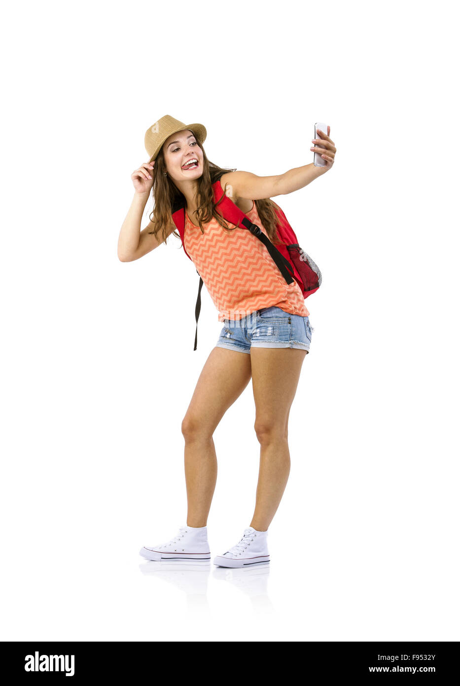 Woman with cell phone selfies en tenant isolé sur fond blanc Banque D'Images