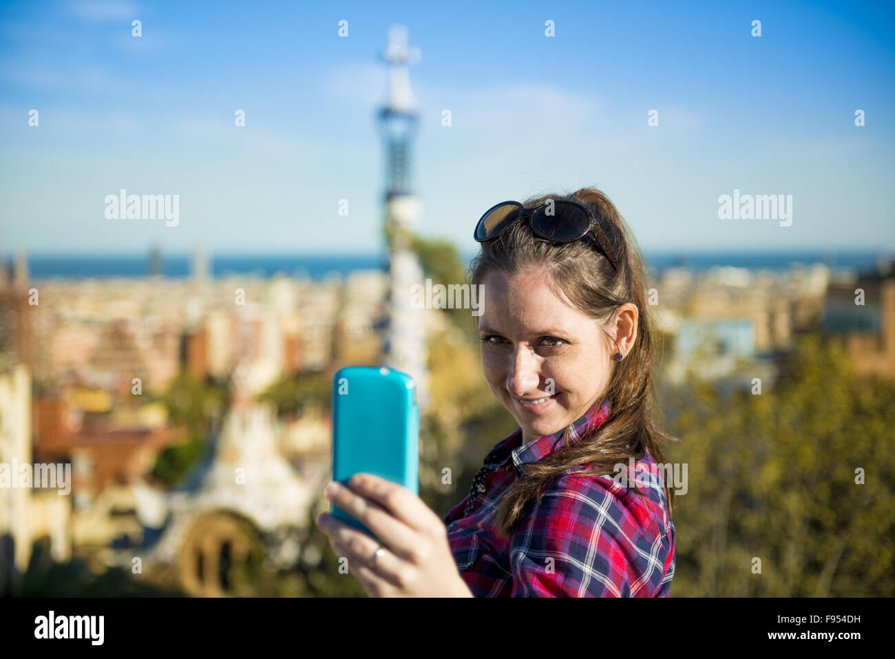 Jolie jeune femme en selfies prend touristiques Parc Guell à Barcelone, Espagne. Banque D'Images