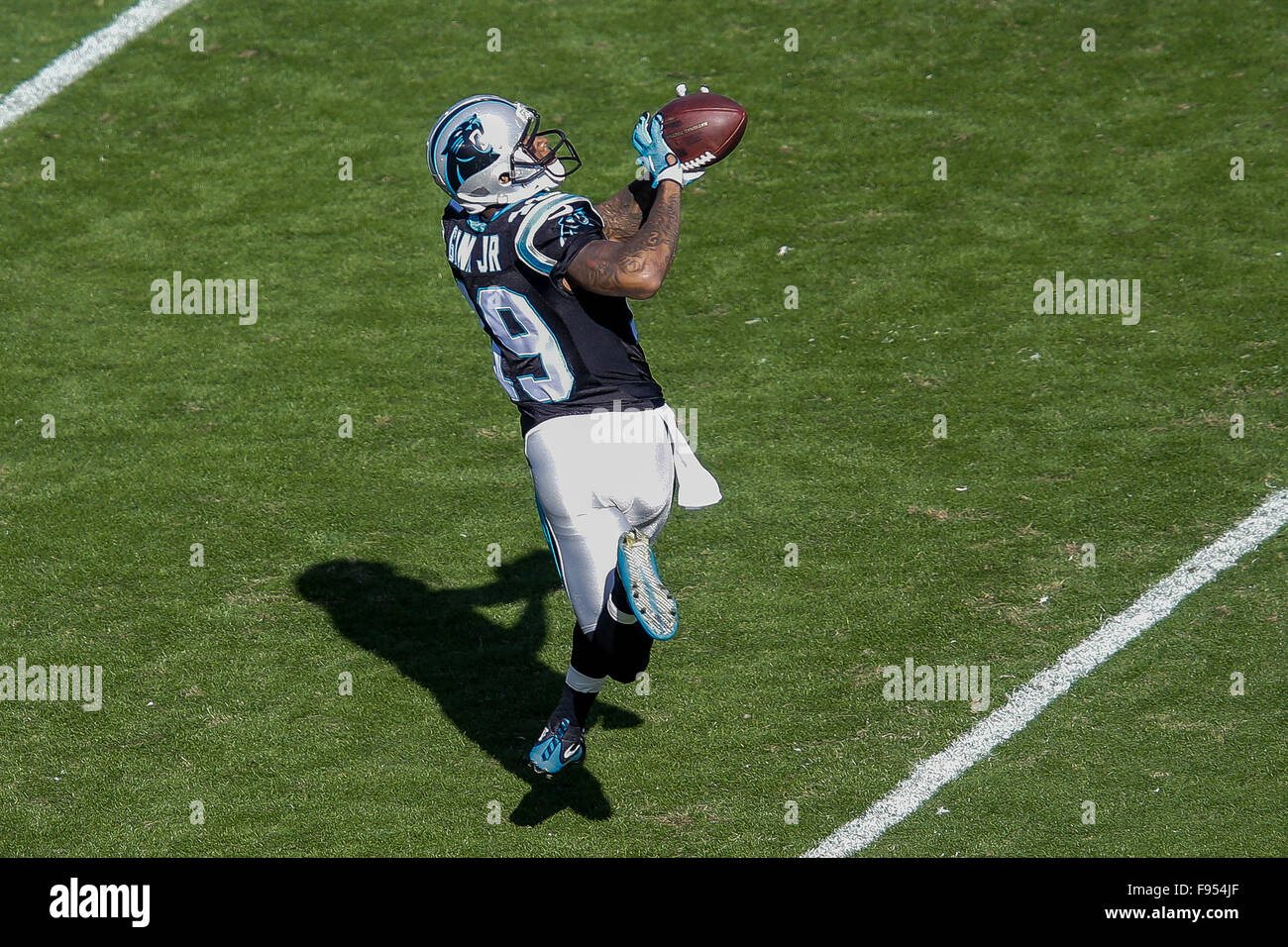 Charlotte, Caroline du Nord, USA. 13 Décembre, 2015. NC, Caroline Panthère receveur Ted Ginn # 19 captures un laissez passer pour un touché dans un match de la NFL contre les Falcons d'Atlanta le 13 décembre 2015, au stade Bank of America à Charlotte, Caroline du Nord. Les Panthère défait 38-0 Falcons. Margaret Bowles/CSM/Alamy Live News Banque D'Images