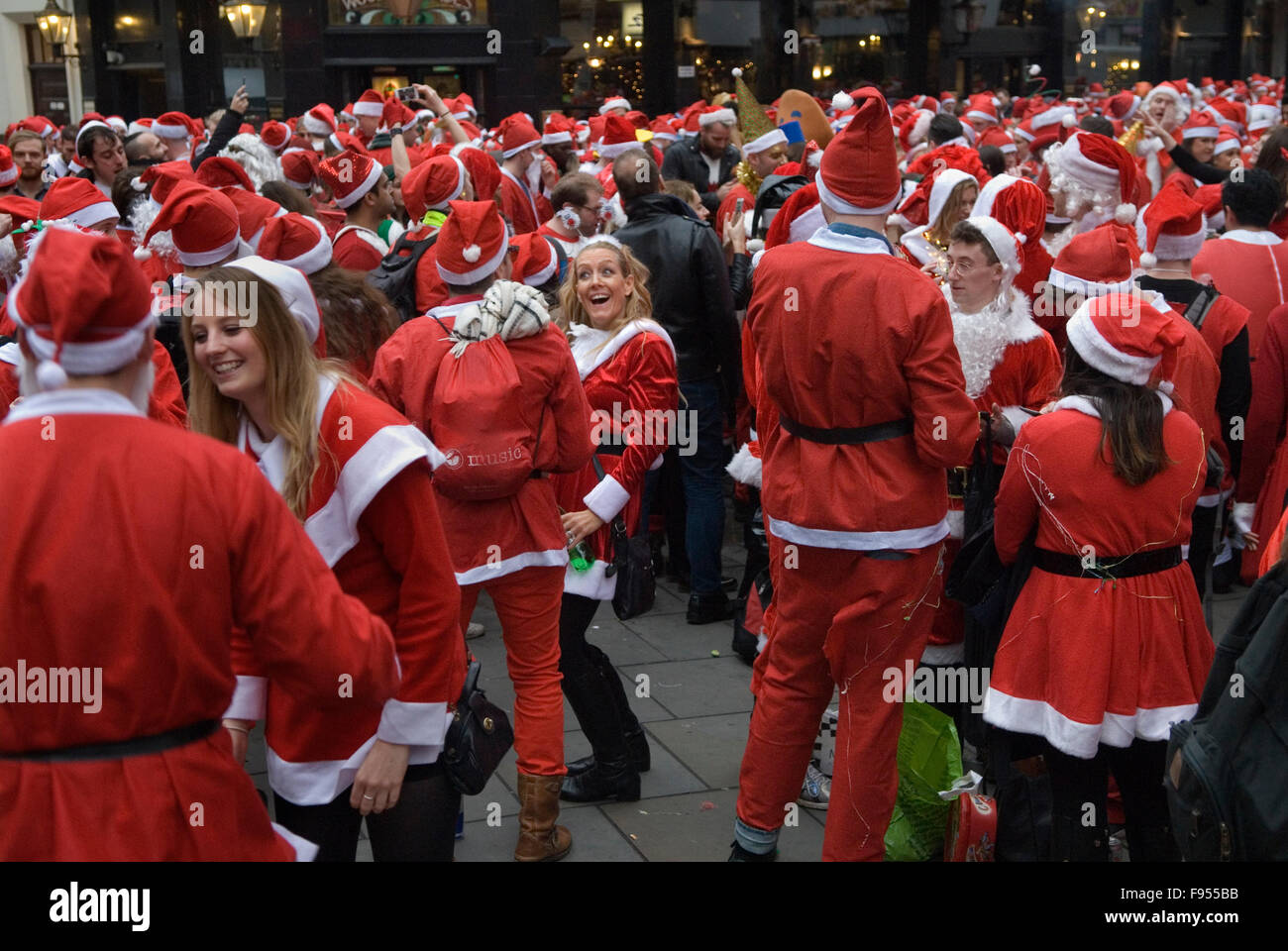 SantaCon Royaume-Uni. Santa Claus Clauss Claus jeunes Noël ambiance festive d rendez-vous devant Liverpool Street Station centre-ville de Londres Royaume-Uni des années 2015 2010 HOMER SYKES Banque D'Images