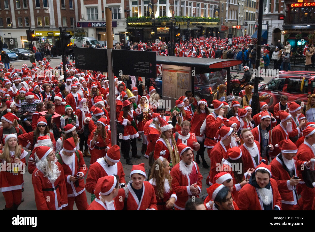 SantaCon Grand groupe de jeunes dans l'humeur festive de Noël, se rencontrer devant Liverpool Street Station ville centrale de Londres Royaume-Uni des années 2015 2010 Angleterre HOMER SYKES Banque D'Images