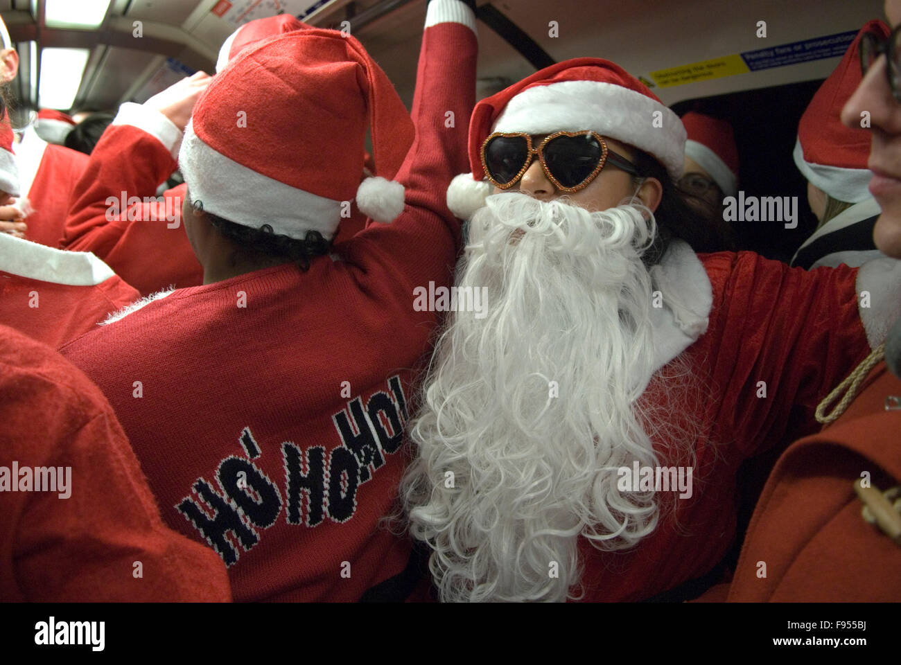 Santa Claus Clauss avec une grande fausse barbe fait partie de la nouvelle tradition annuelle SantaCon. Voyage au lieu de rencontre de l'événement sur le métro londonien HOMER SYKES des années 2015 2010 Banque D'Images