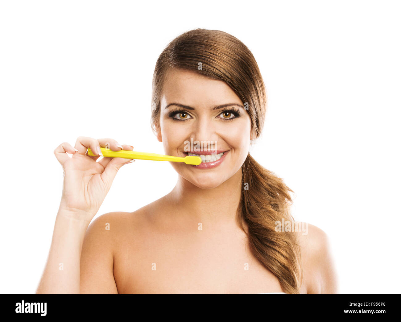 Belle femme avec une brosse à dents. Portrait de soins dentaires. Isolé sur fond blanc. Banque D'Images