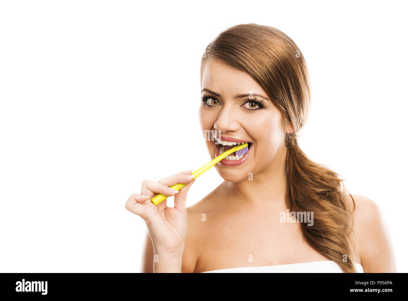 Belle femme avec une brosse à dents. Portrait de soins dentaires. Isolé sur fond blanc. Banque D'Images