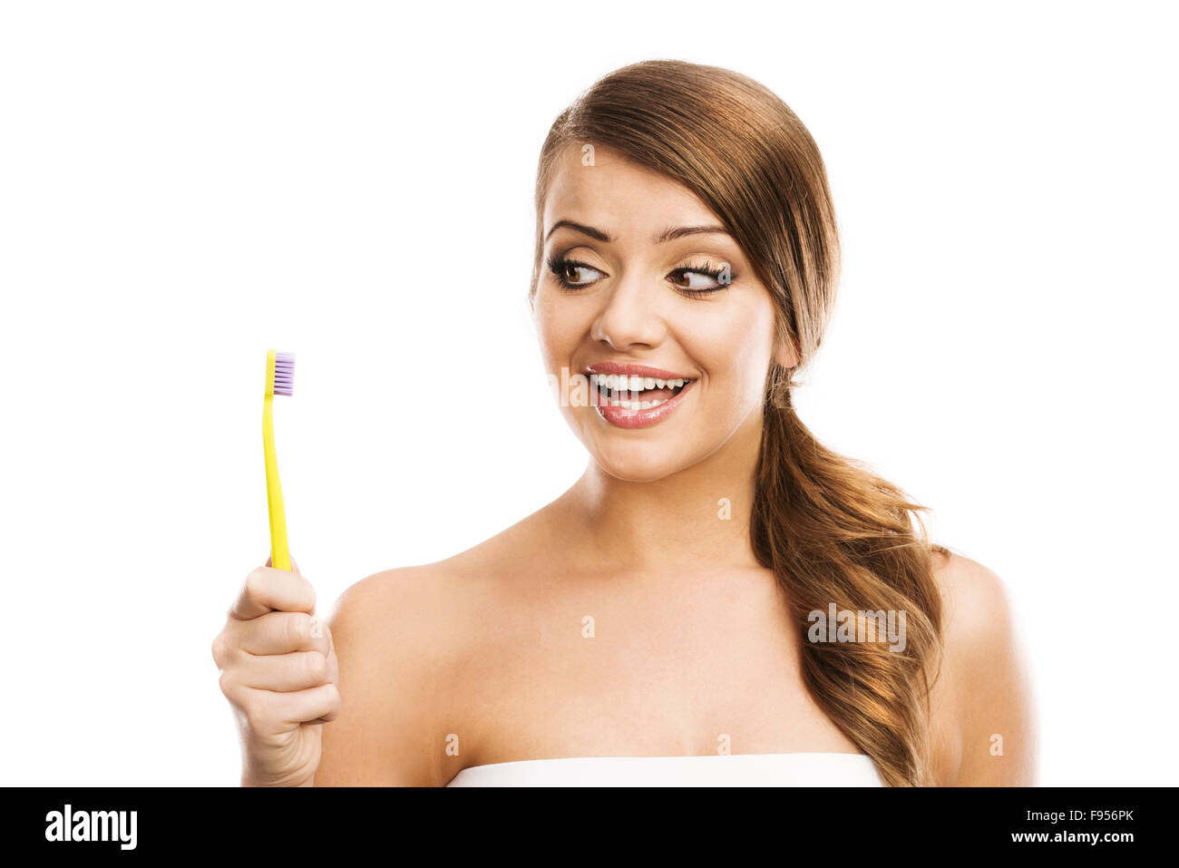 Belle femme avec une brosse à dents. Portrait de soins dentaires. Isolé sur fond blanc. Banque D'Images