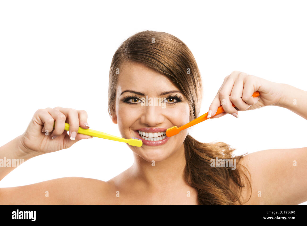 Belle femme avec une brosse à dents. Portrait de soins dentaires. Isolé sur fond blanc. Banque D'Images