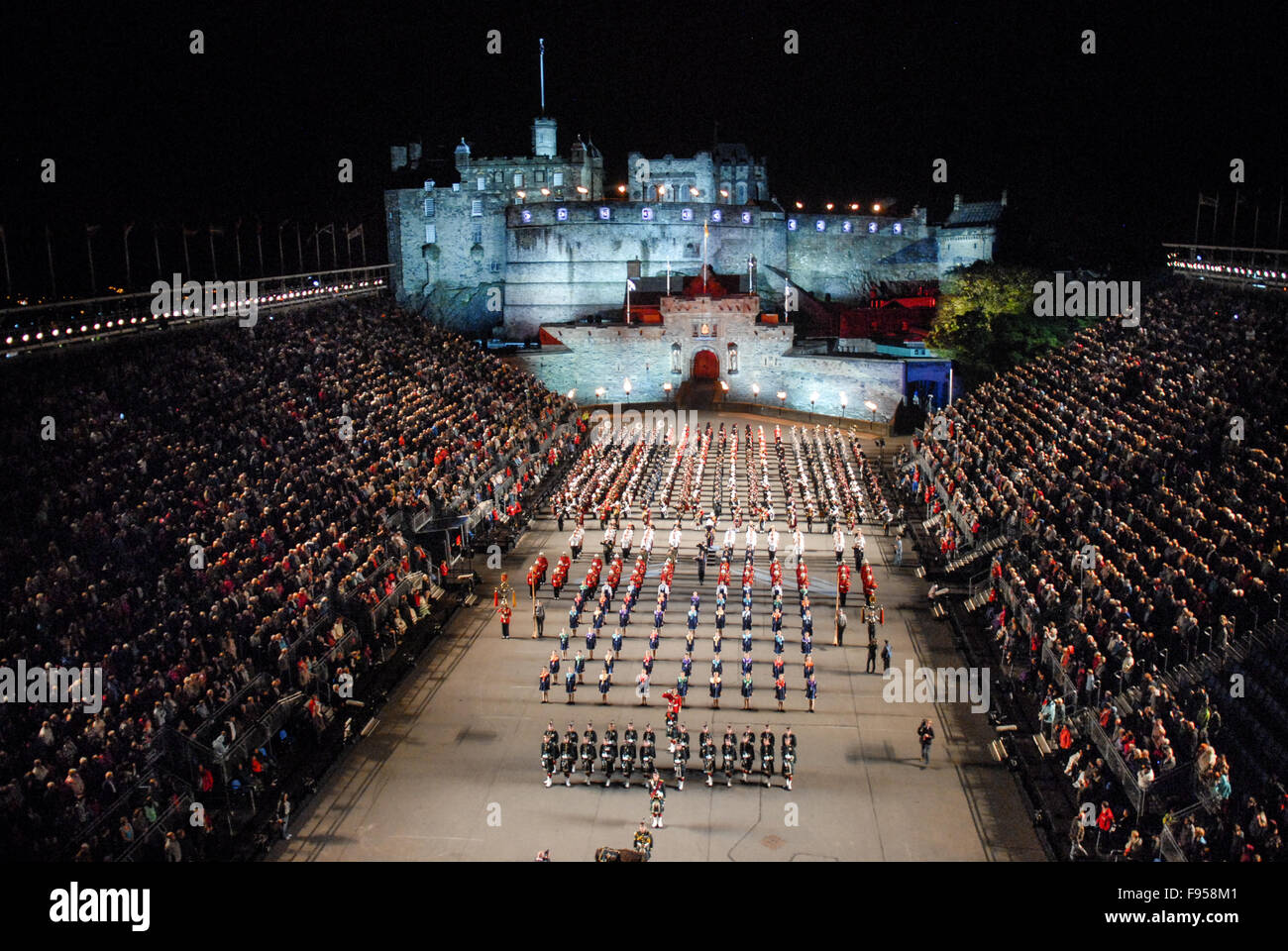 Les tuyaux et de masse de la batterie à 2011 Edinburgh Military Tattoo d'Edimbourg, Ecosse. Banque D'Images