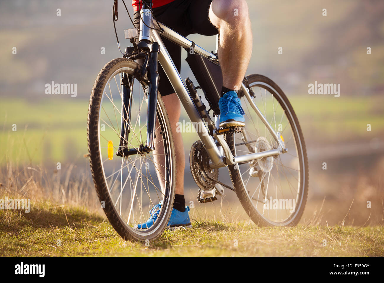 Jambes homme cycliste vtt équitation Photo Stock - Alamy