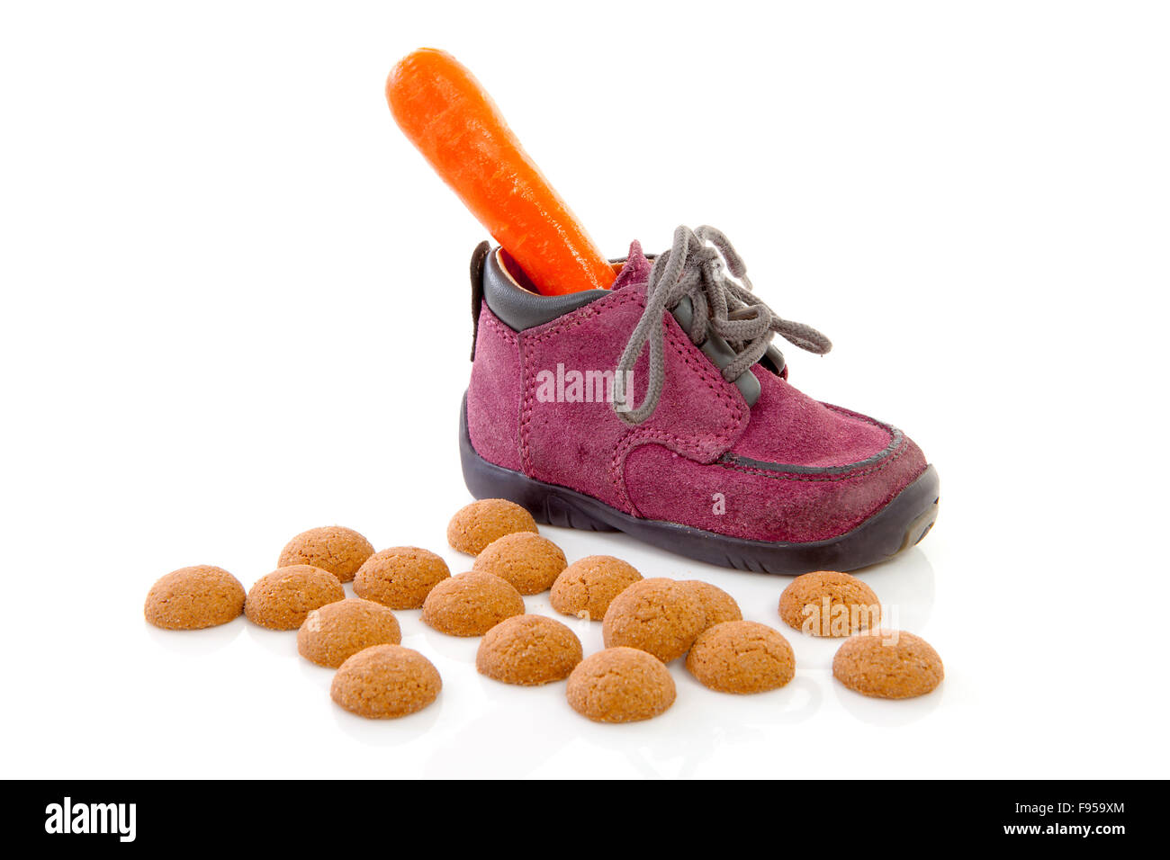 Petits enfants violet's shoe avec carotte et gingembre ( pepernoten écrous), traditionnel pour les Pays-Bas en Sinterklaas sur whi Banque D'Images