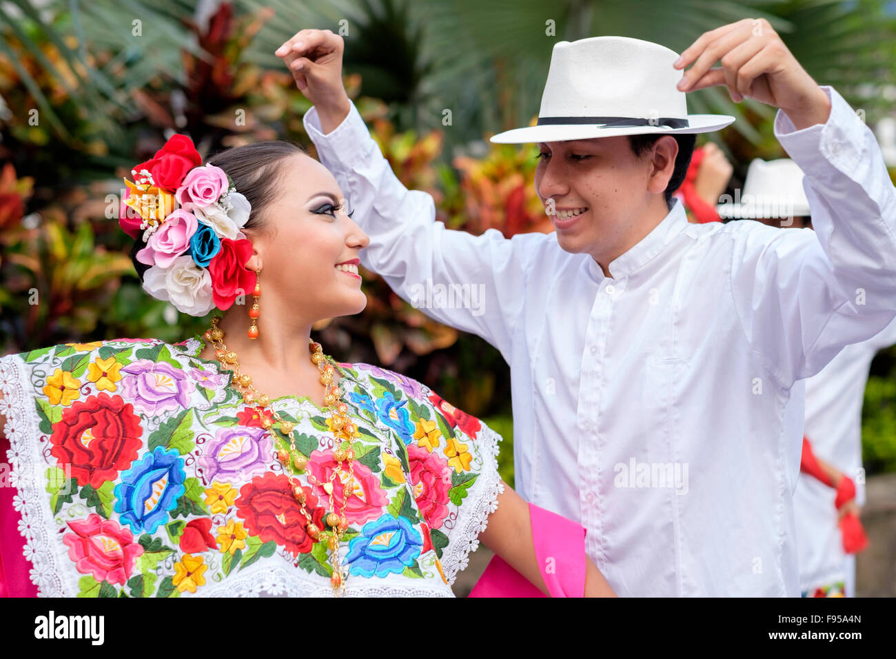 Joie pure - Puerto Vallarta, Jalisco, Mexique. Les danseurs folkloriques de Xiutla - un groupe de danse mexicaine en costumes traditionnels figuratif Banque D'Images