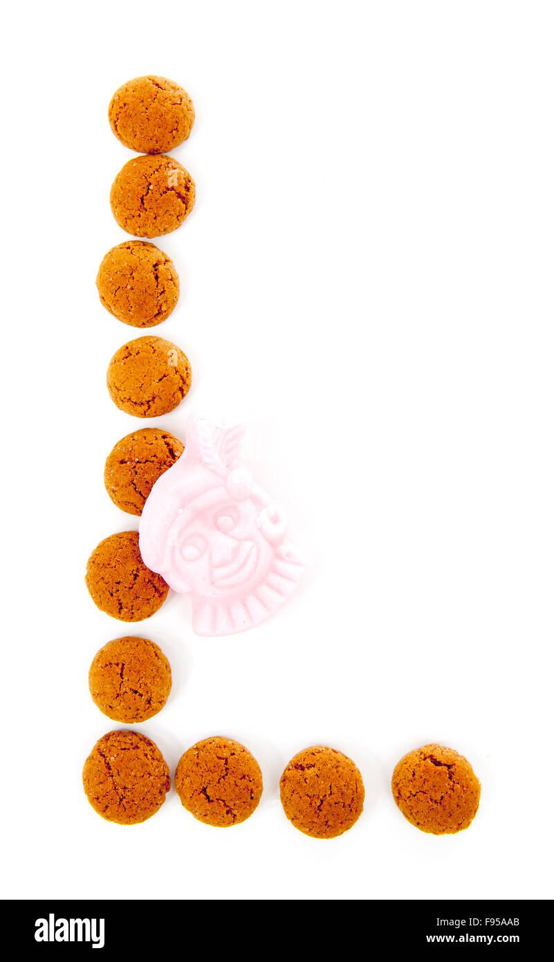 Les écrous de gingembre, pepernoten, en forme de lettre L isolé sur fond blanc. Sinterklaas hollandais typique des bonbons pour l'événement en déc Banque D'Images