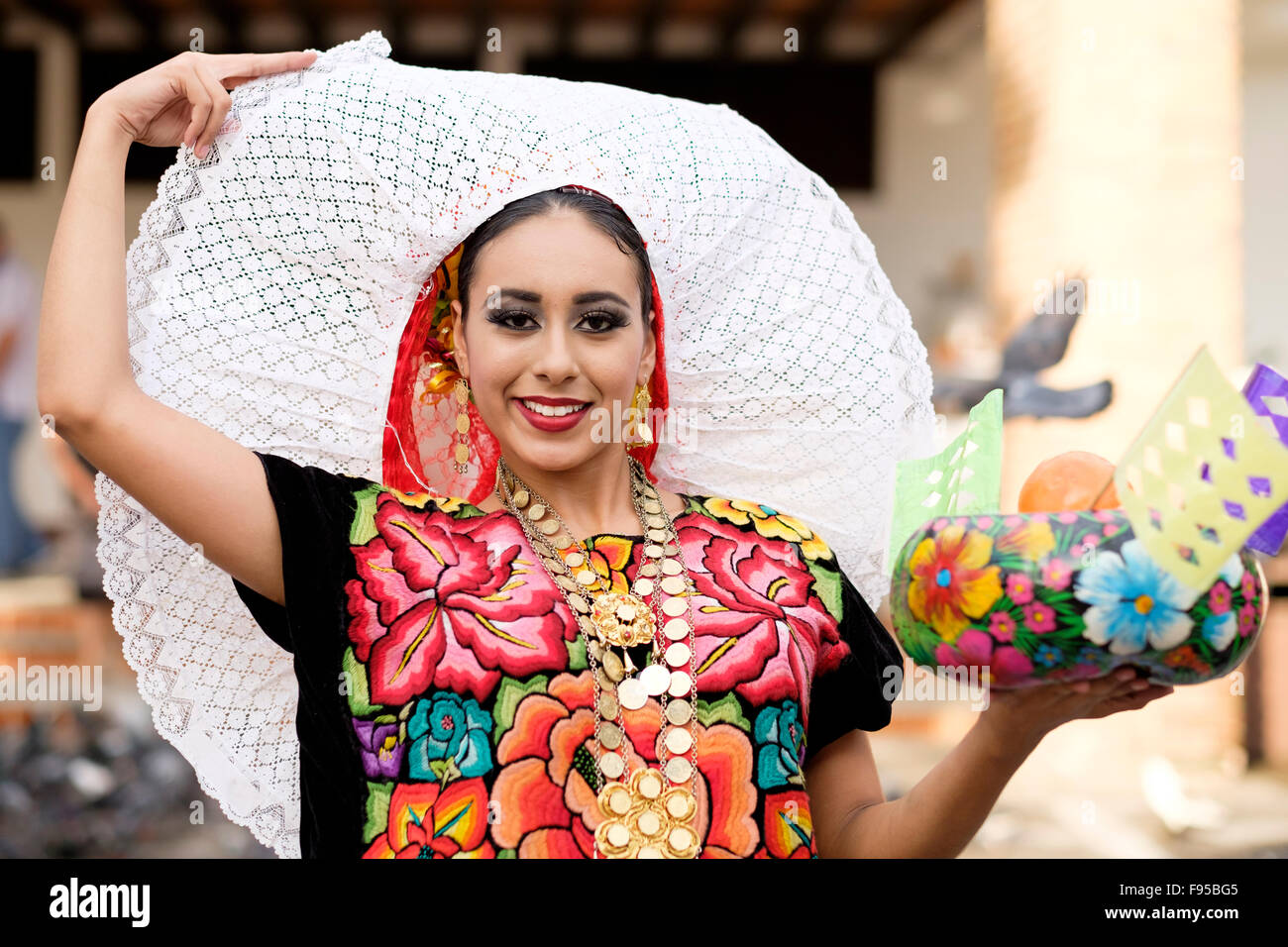 Jeune femme mexicaine en costume folklorique. Puerto Vallarta, Jalisco, Mexique. Les danseurs folkloriques de Xiutla - une danse mexicaine grou Banque D'Images