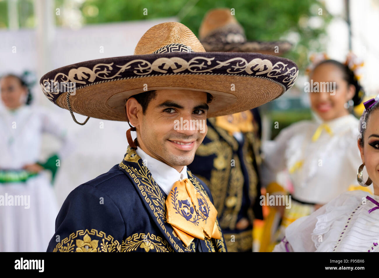 Close up portrait masculin. Puerto Vallarta, Jalisco, Mexique. Danseurs Xiutla - un groupe de danse folklorique traditionnel mexicain à cos Banque D'Images