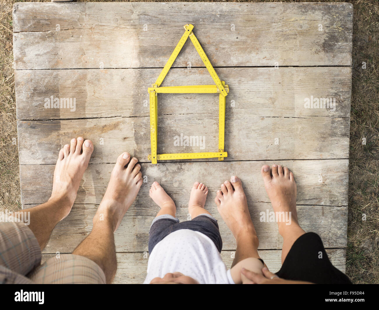 House concept avec compteur jaune sur plancher en bois Banque D'Images