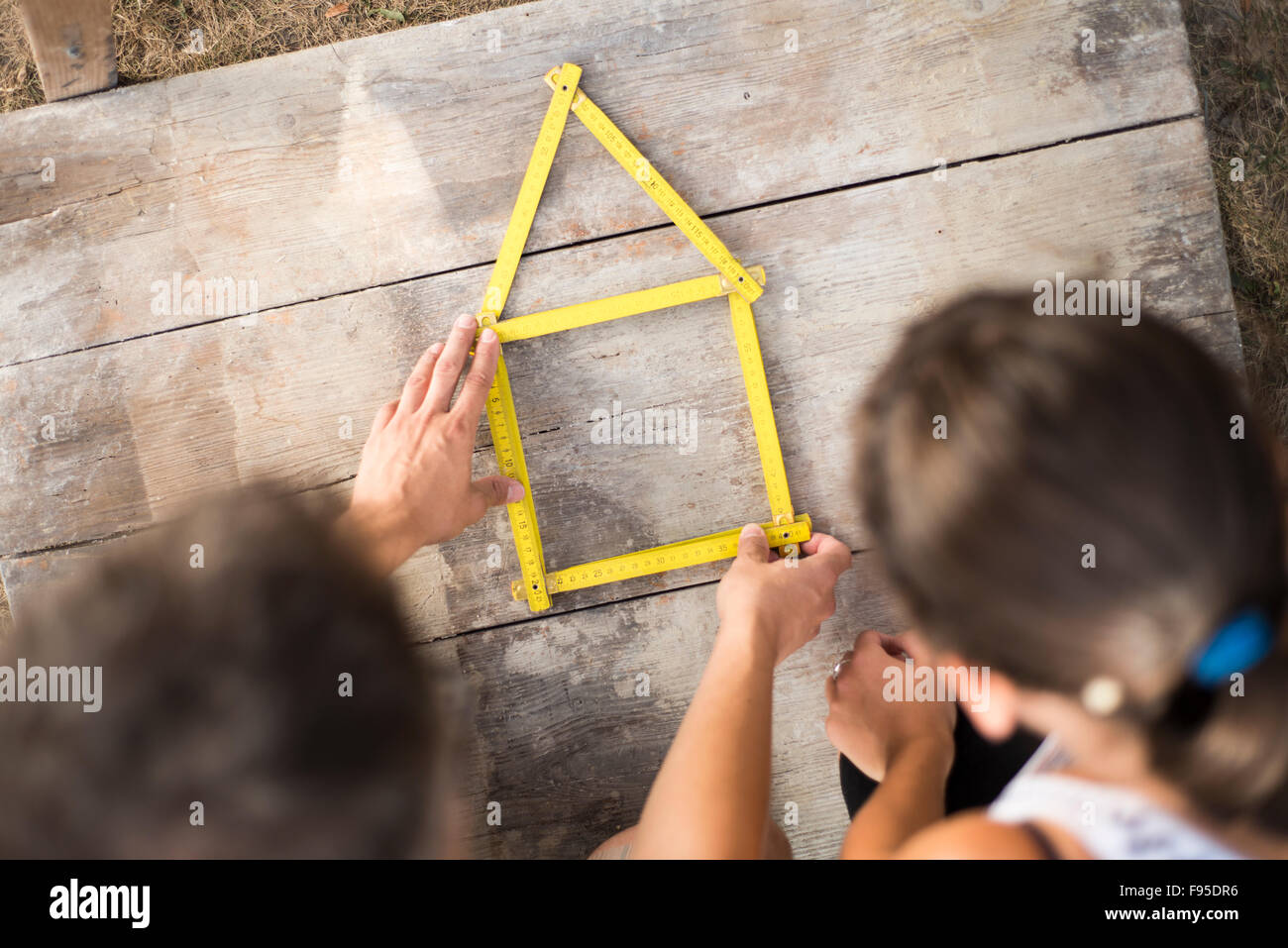 House concept avec compteur jaune sur plancher en bois Banque D'Images