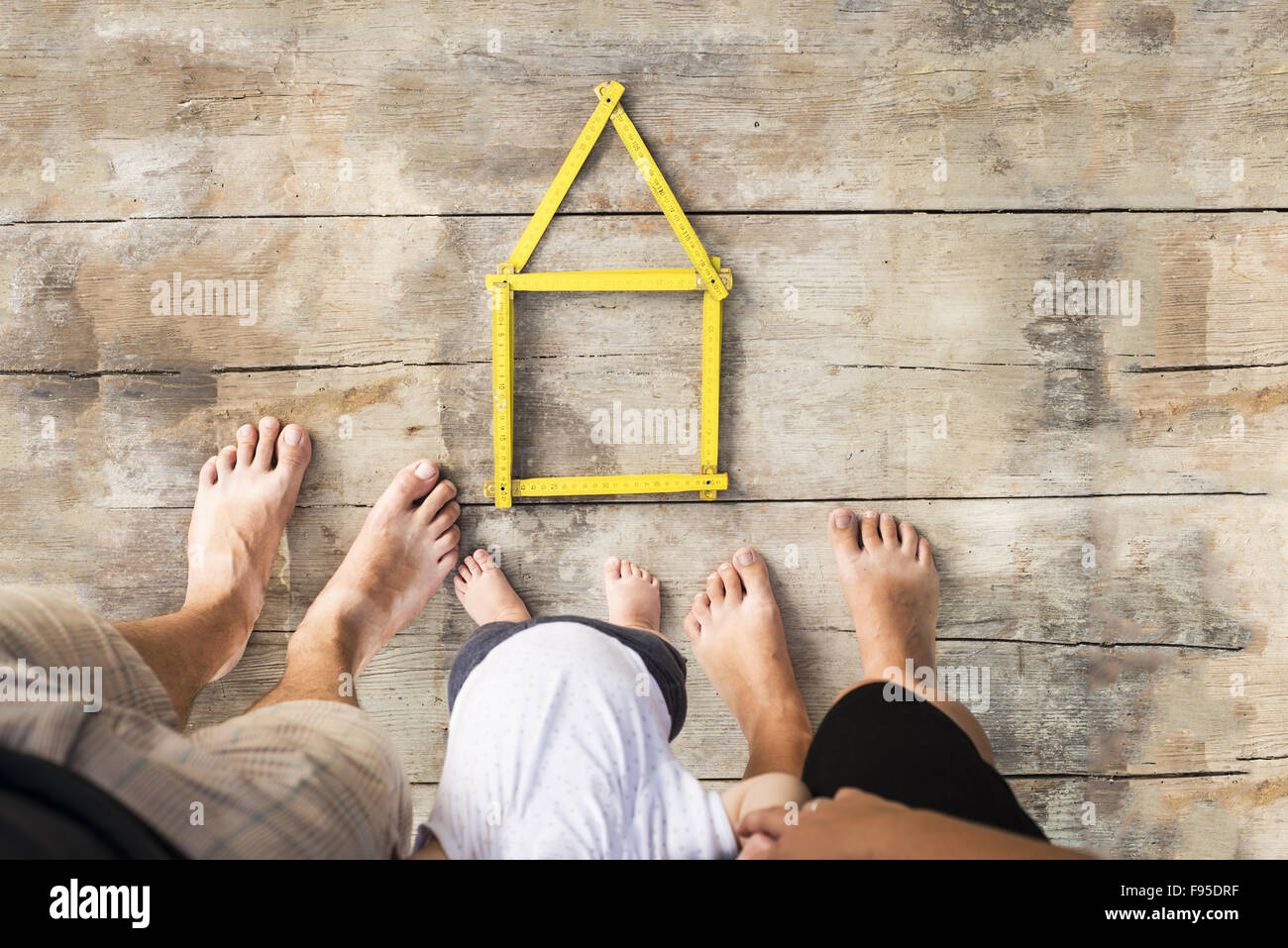 House concept avec compteur jaune sur plancher en bois Banque D'Images