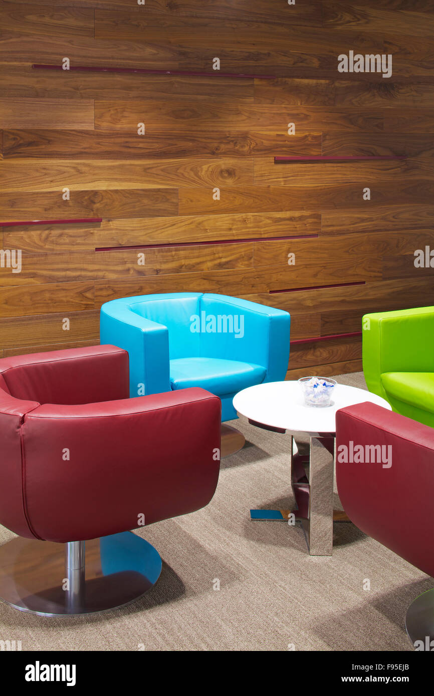 95 Wigmore Street, Londres. Vue intérieure d'un lobby dans un bâtiment résidentiel ou de la vente au détail. Design moderne et meubles. Banque D'Images