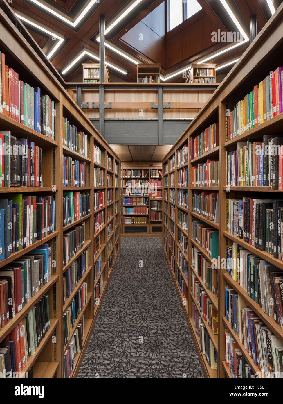 Bibliothèque de recherche Barker, Palace Green Library, l'Université de Durham. Rangée d'étagères de bibliothèque avec des livres. Banque D'Images