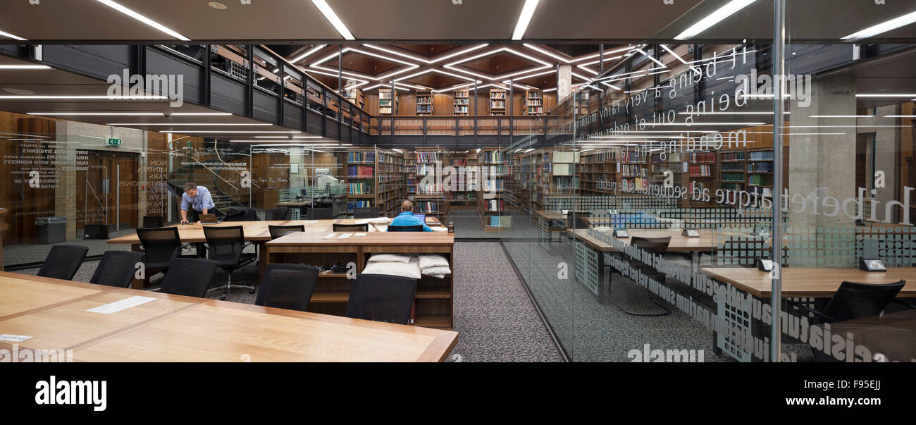 Bibliothèque de recherche Barker, Palace Green Library, l'Université de Durham. Vue intérieure de la bibliothèque et les utilisateurs de la bibliothèque était assis aux tables. Design contemporain. Des murs de verre. Banque D'Images