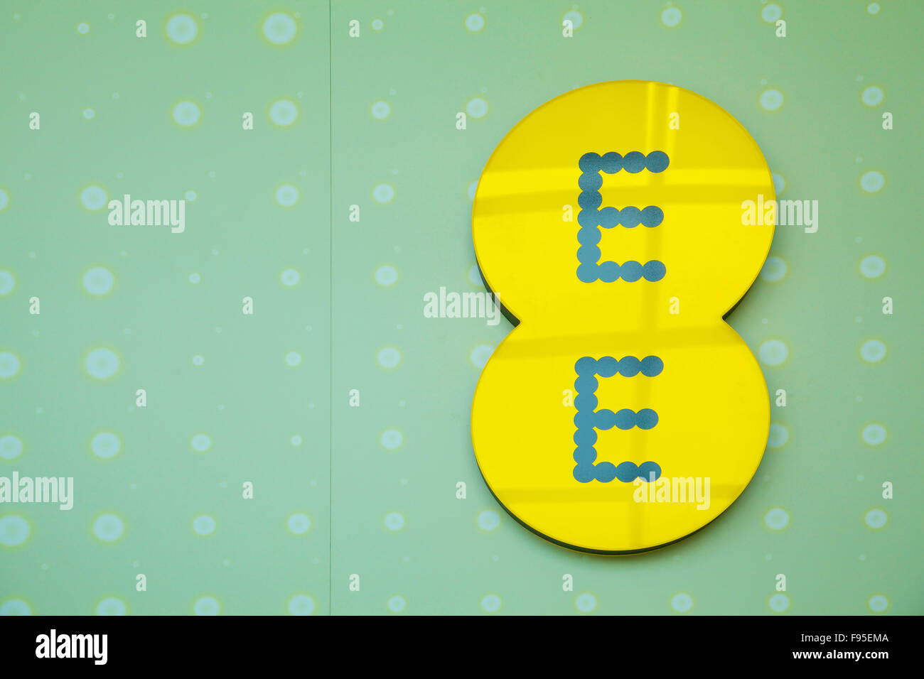 Everything Everywhere, Merthyr Tydfil. Le signe de l'EE, accroché au mur extérieur. La police moderne et le design utilisé pour le logo de l'entreprise. Banque D'Images